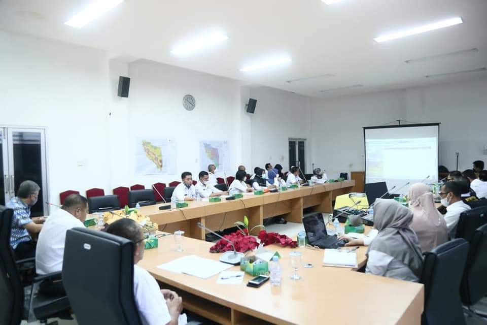Sekretaris Daerah Kabupaten Labuhanbatu Ir. M. Yusuf Siagian, M.MA, membuka Rapat Forum Group Discussion (FGD) dalam rangka Perumusan Konsep Rencana Pola Ruang Rencana Detail Tata Ruang (RDTR) di Ruang Rapat Bupati, Rantau Selatan, Rabu (06/10/2021).