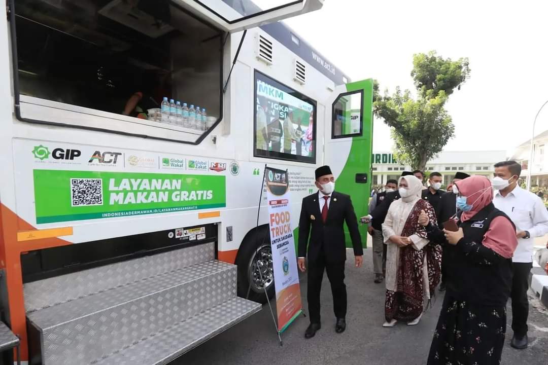 Gubernur Sumatera Utara (Sumut) Edy Rahmayadi membuka aksi perdana Food Truck (truk makanan) dari Aksi Cepat Tanggap (ACT) di Halaman Rumah Dinas Gubernur, Jalan Jenderal Sudirman Nomor 41, Medan