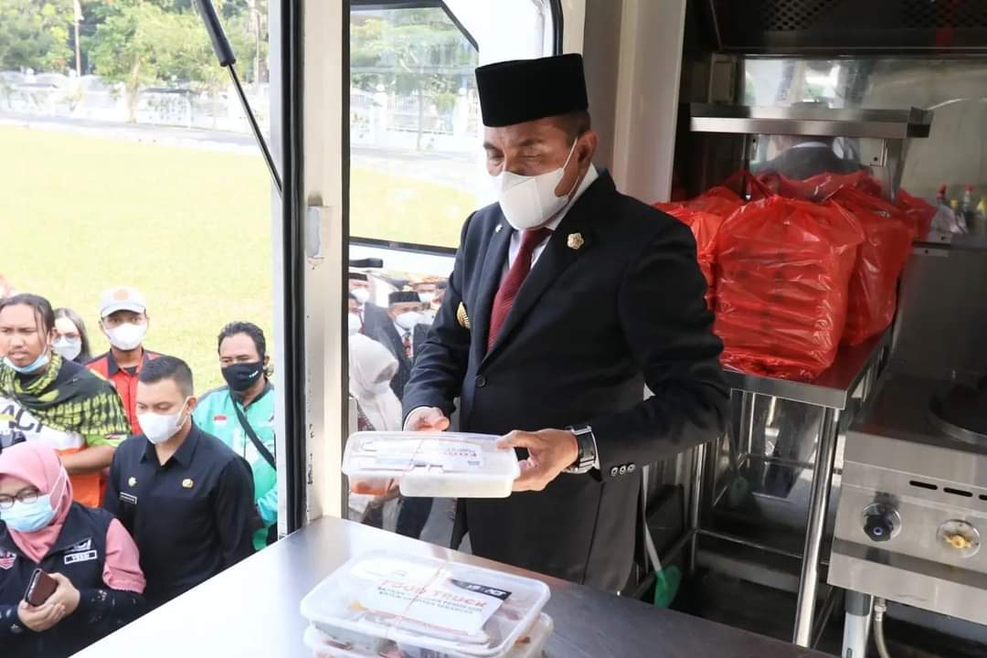 Gubernur Sumatera Utara (Sumut) Edy Rahmayadi membuka aksi perdana Food Truck (truk makanan) dari Aksi Cepat Tanggap (ACT) di Halaman Rumah Dinas Gubernur, Jalan Jenderal Sudirman Nomor 41, Medan