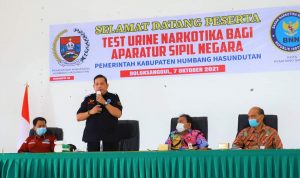 FB_IMG_1633662316975 Pemkab Humbang Hasundutan bekerjasama dengan BNNK Pematangsiantar melaksanakan test urine Penyalahgunaan Narkotika terhadap Aparatur Sipil Negara (ASN) dilingkungan Pemerintah Kabupaten Humbahas di Pendopo kantor Bupati Humbang Hasundutan, Kamis (7/10/2021).