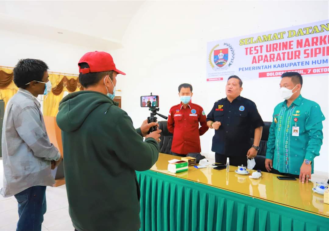 Pemkab Humbang Hasundutan bekerjasama dengan BNNK Pematangsiantar melaksanakan test urine Penyalahgunaan Narkotika terhadap Aparatur Sipil Negara (ASN) dilingkungan Pemerintah Kabupaten Humbahas di Pendopo kantor Bupati Humbang Hasundutan, Kamis (7/10/2021).