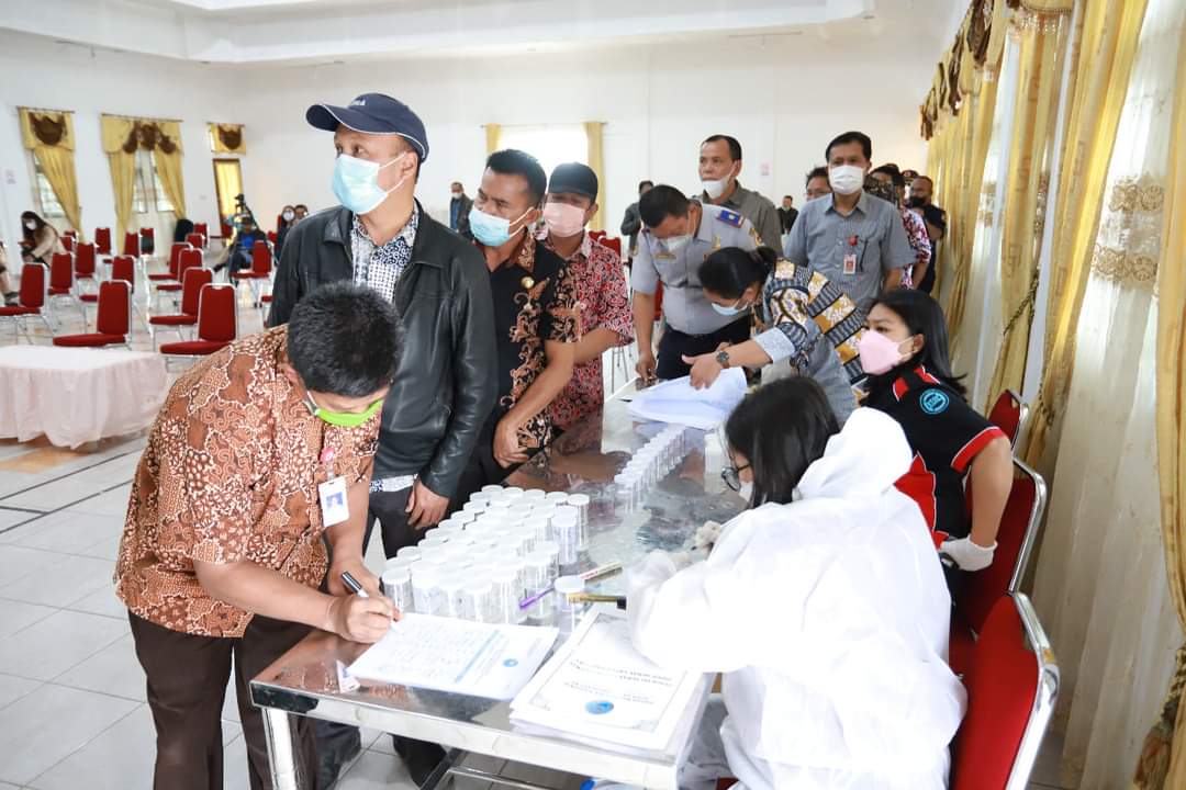 Pemkab Humbang Hasundutan bekerjasama dengan BNNK Pematangsiantar melaksanakan test urine Penyalahgunaan Narkotika terhadap Aparatur Sipil Negara (ASN) dilingkungan Pemerintah Kabupaten Humbahas di Pendopo kantor Bupati Humbang Hasundutan, Kamis (7/10/2021).