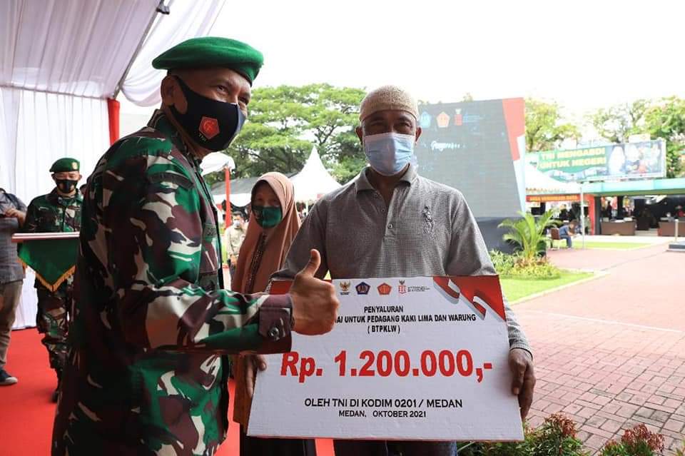 Penyaluran program Bantuan Tunai untuk Pedagang Kaki Lima dan Warung (BTPKLW) melalui TNI diharapkan menjadi sinyal untuk menggerakkan kembali ekonomi masyarakat di tingkat bawah.