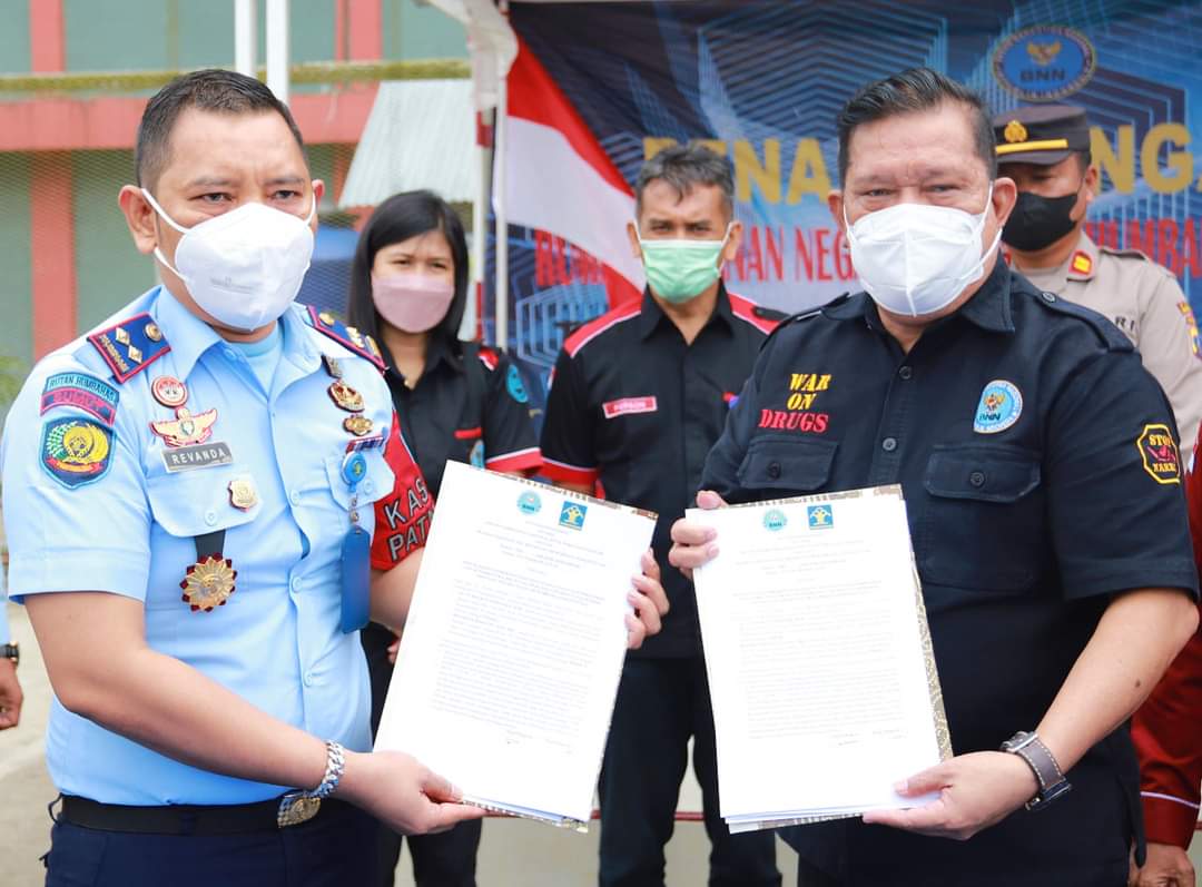 Badan Narkotika Nasional Kota (BNNK) Pematangsiantar melaksanakan kerjasama dengan Rutan Humbahas yang ditandai dengan Penandatangan Nota Kesepahaman dalam rangka Pencanangan dan Giat Bersama Lapas/Rutan Bersinar di Kantor Tahanan Negara Kelas II B Humbang Hasundutan, Kamis (7/10/2021