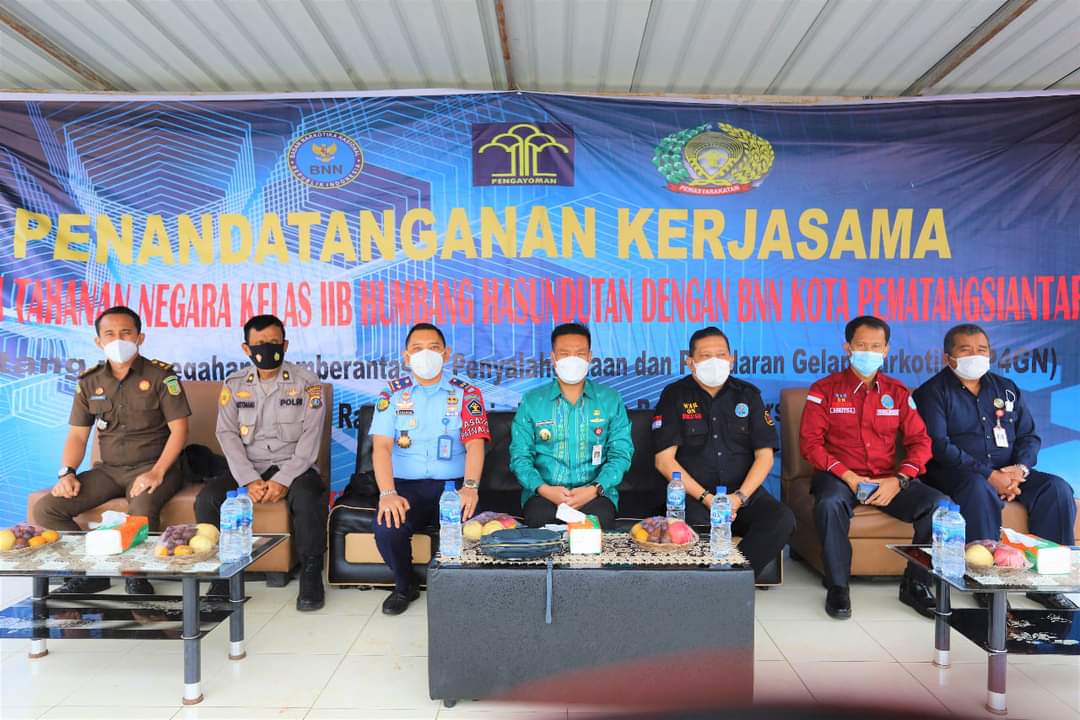 Badan Narkotika Nasional Kota (BNNK) Pematangsiantar melaksanakan kerjasama dengan Rutan Humbahas yang ditandai dengan Penandatangan Nota Kesepahaman dalam rangka Pencanangan dan Giat Bersama Lapas/Rutan Bersinar di Kantor Tahanan Negara Kelas II B Humbang Hasundutan, Kamis (7/10/2021