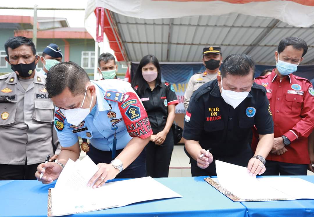 Badan Narkotika Nasional Kota (BNNK) Pematangsiantar melaksanakan kerjasama dengan Rutan Humbahas yang ditandai dengan Penandatangan Nota Kesepahaman dalam rangka Pencanangan dan Giat Bersama Lapas/Rutan Bersinar di Kantor Tahanan Negara Kelas II B Humbang Hasundutan, Kamis (7/10/2021