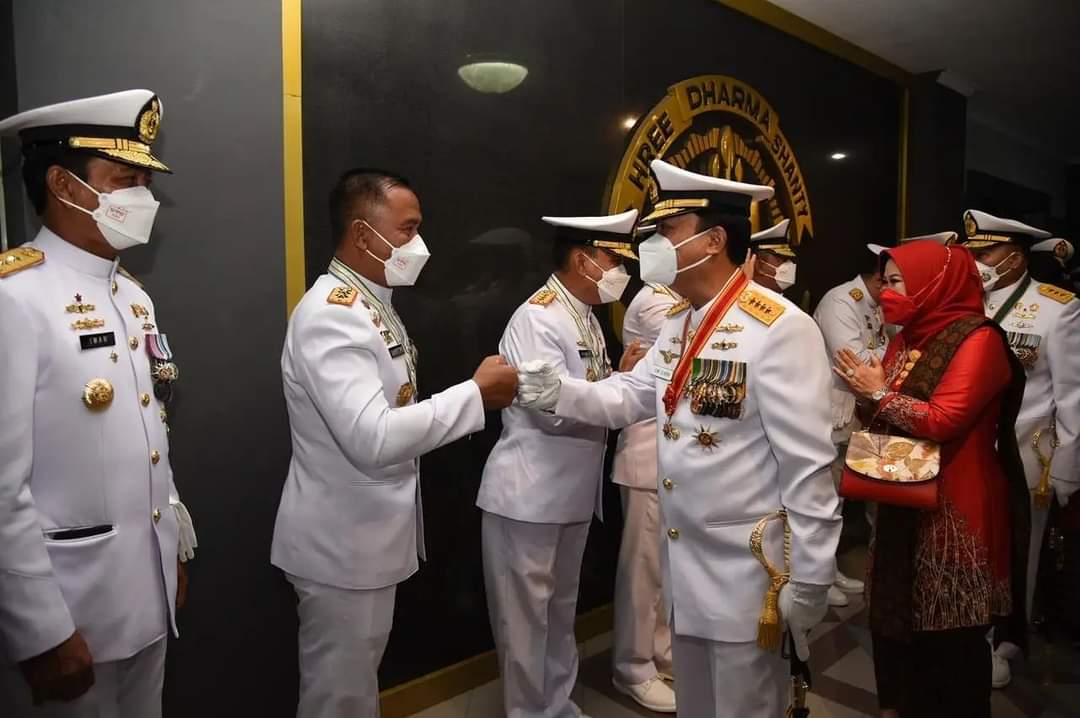 Komandan Korps Marinir (Dankormar) Mayor Jenderal TNI (Mar) Suhartono di dampingi Ketua Gabungan Jalasenastri Korps Marinir Ny. Etta Suhartono menghadiri acara Wisuda Purna Wira yang diikuti 127 Perwira Tinggi (Pati) dalam mengakhiri masa tugasnya kepada TNI AL, Bangsa dan Negara, di lapangan Arafuru AAL, Bumimoro Surabaya, Senin (11/10/2021) malam.