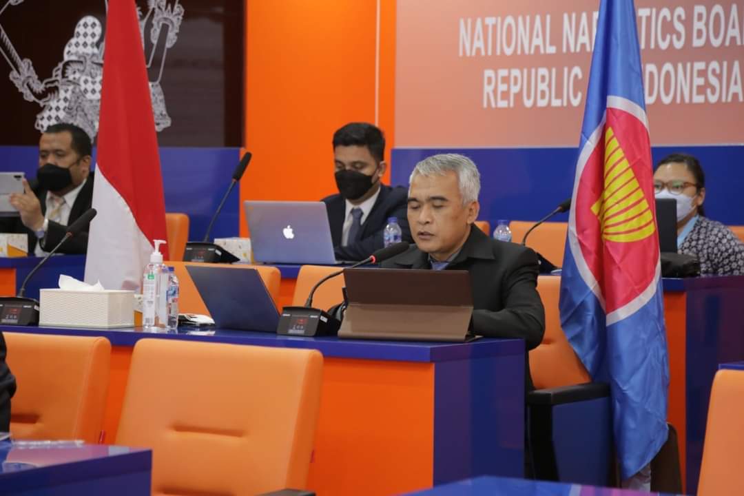 FB_IMG_1634191374680 Delegasi Indonesia yang dipimpin oleh Deputi Hukum dan Kerja Sama BNN, Drs. Puji Sarwono menghadiri Preparatory ASEAN Senior Official Meeting on Drug Matters, (Prep-ASOD) dari Gedung Tan Sutrisna BNN, Rabu (13/10/2021).
