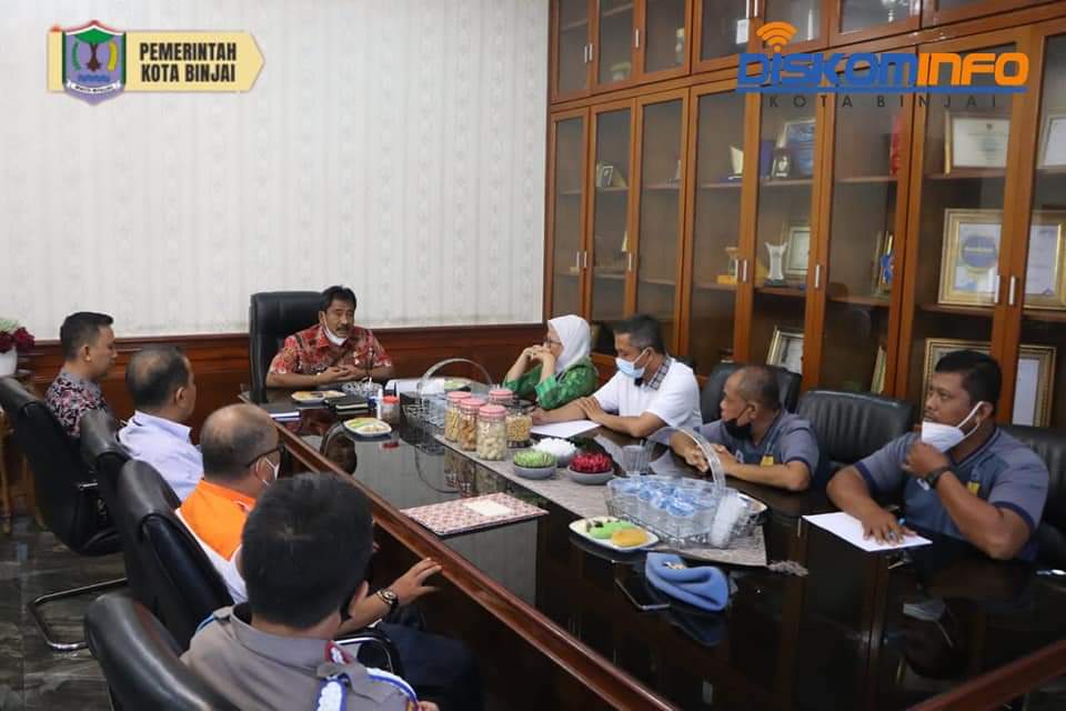 Wali Kota Binjai Drs. H. Amir Hamzah, M.AP didampingi oleh Kepala Dinas Pemuda dan Olahraga Kota Binjai Nani Sundari menerima audiensi dari Persatuan Sepakbola Kota Binjai (PSKB) di Ruang Rapat Wali Kota, Kamis (14/10/2021).