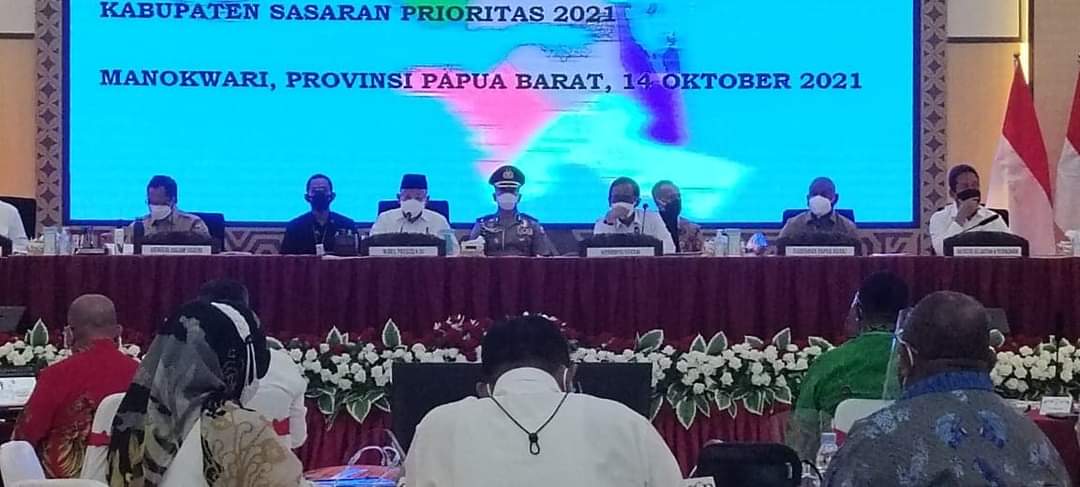 Wakil Presiden Republik Indonesia, Prof. Dr. KH. Ma'ruf Amin melaksanakan Kunjungan Kerja (Kunker) ke Provinsi Papua Barat membahas penanggulangan kemiskinan ekstrem tahun 2021, di gedung PKK, Manokwari, Kamis (14/10/2021).