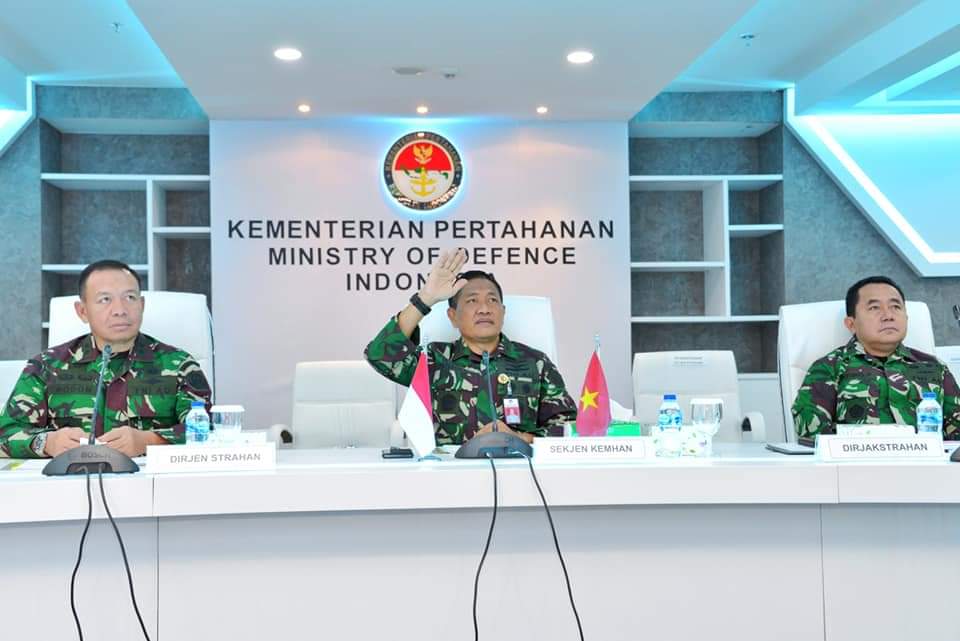 Sekretaris Jenderal Kementerian Pertahanan (Sekjen Kemhan) Marsekal Madya TNI Donny Ermawan Taufanto, M.D.S., Kamis (14/10/2021) di Ruang OECC, Gedung Jenderal A.H. Nasution, Kemhan, Jakarta, melakukan pertemuan Defence Policy Dialogue (DPD) ke-2 secara virtual dengan Vietnam yang dipimpin Wakil Menteri Pertahanan Nasional Republik Sosialis Vietnam Letnan Jenderal Senior Hang Xuan Chien