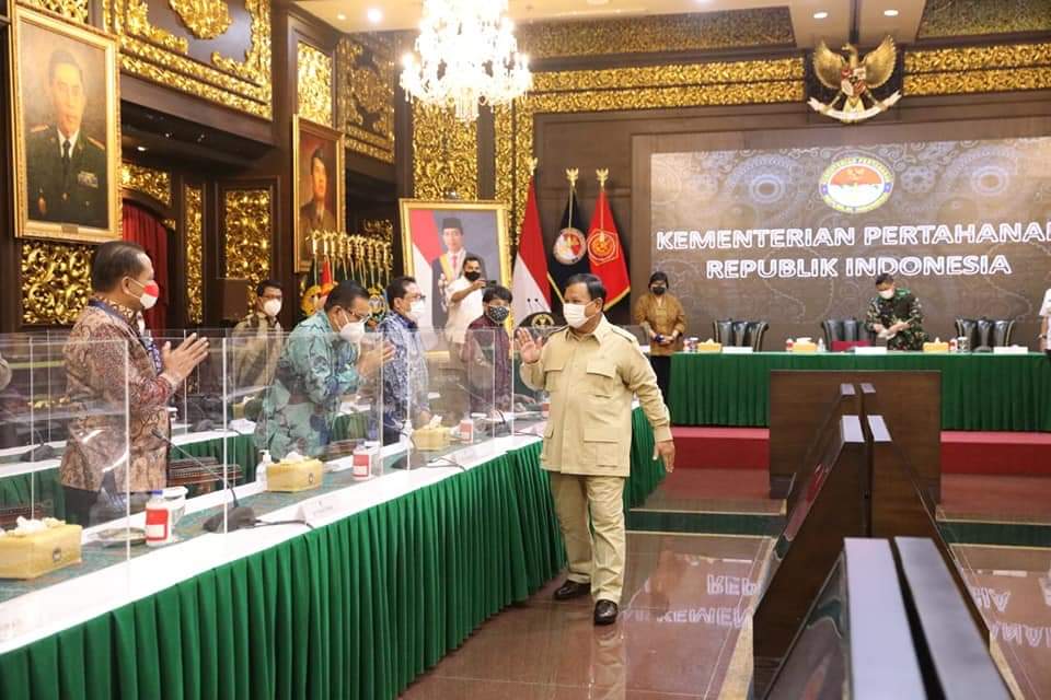 Menteri Pertahanan (Menhan) RI, Prabowo Subianto didampingi Rektor UNHAN Laksdya TNI Prof. Dr. Amarulla Octavian, S.T., M.Sc., DESD., CIQnR., CIQaR., IPU, dan Perwakilan Calon Duta Besar LBBP yang juga Calon Duta Besar RI untuk India Ina H. Krisnamurti, memberikan pembekalan kepada Calon Duta Besar Luar Biasa Berkuasa Penuh RI di Ruang Bhinneka Tunggal Ika, Kemhan, Jakarta, Kamis (14/10/2021).