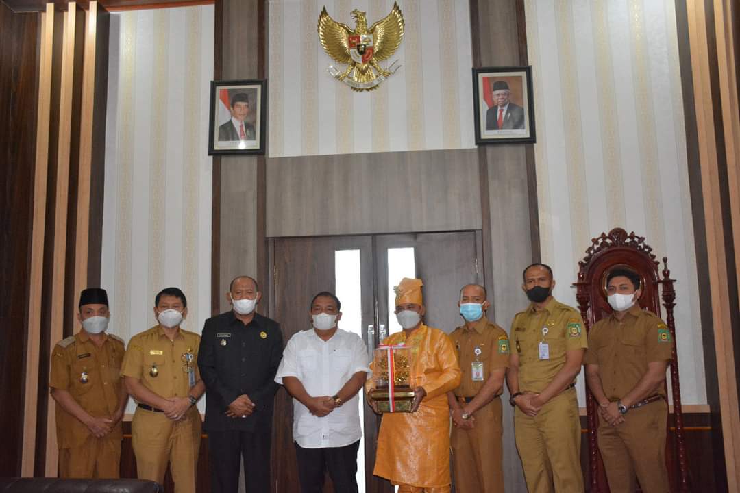 Bupati Langkat Terbit Rencana Peranginangun (PA) menerima Penyerahan Penghargaan Kalpataru dan Penghargaan Kabupten Layak Anak (KLA) di Kantor Bupati Langkat