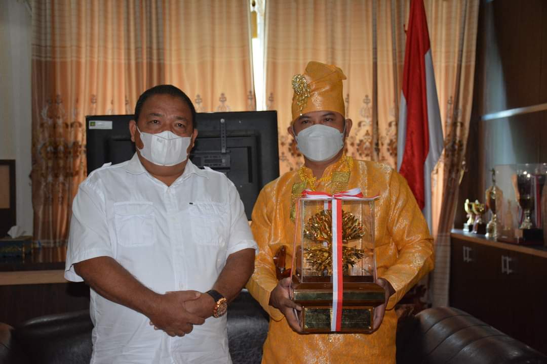 Bupati Langkat Terbit Rencana Peranginangun (PA) menerima Penyerahan Penghargaan Kalpataru dan Penghargaan Kabupten Layak Anak (KLA) di Kantor Bupati Langkat