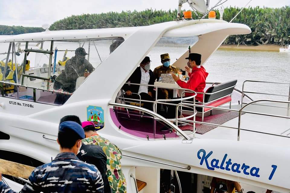 Presiden RI Joko Widodo (Jokowi) melakukan kunjungan kerja ke Kalimantan Utara (Kaltara), untuk menanam Mangrove bersama para duta besar, penggiat lingkungan dan masyarakat, Selasa (19/10/2021).