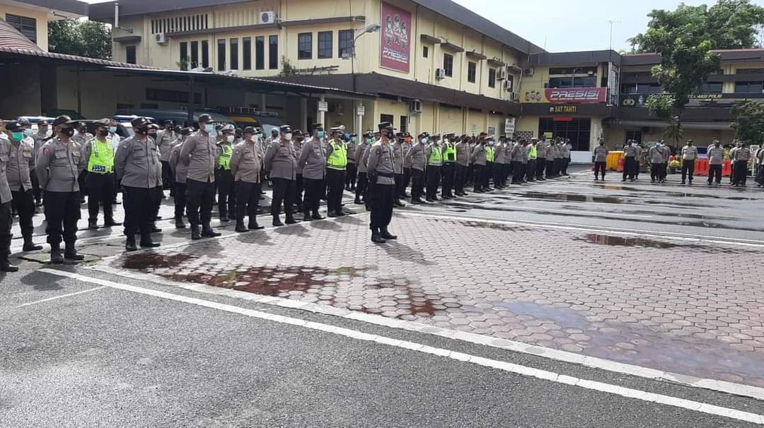 Kapolrestabes Medan Kombes Pol Riko Sunarko, S.H., S.I.K., M.SI memimpin langsung apel kesiapan pengamanan di lapangan Apel Polrestabes Medan. Rabu (20/10/2021)