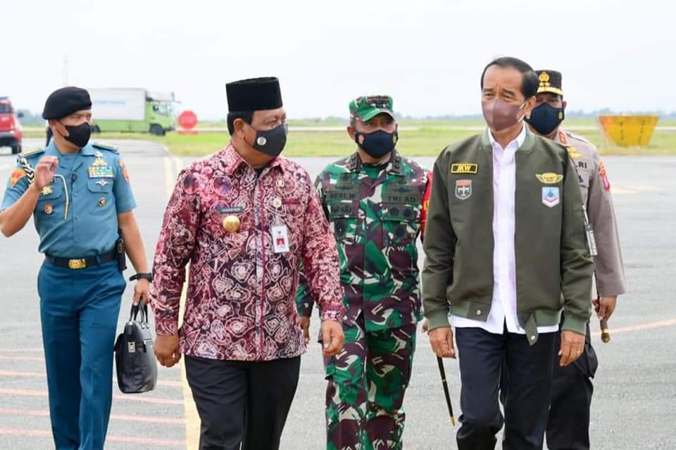 Presiden Joko Widodo (Jokowi) akan melakukan kunjungan kerja ke Provinsi Kalimantan Selatan hari ini, sementara Badan Eksekutif Mahasiswa Seluruh Indonesia (BEM SI) berencana menggelar unjuk rasa di Istana Kepresidenan, Jakarta, Kamis (21/10/2021).