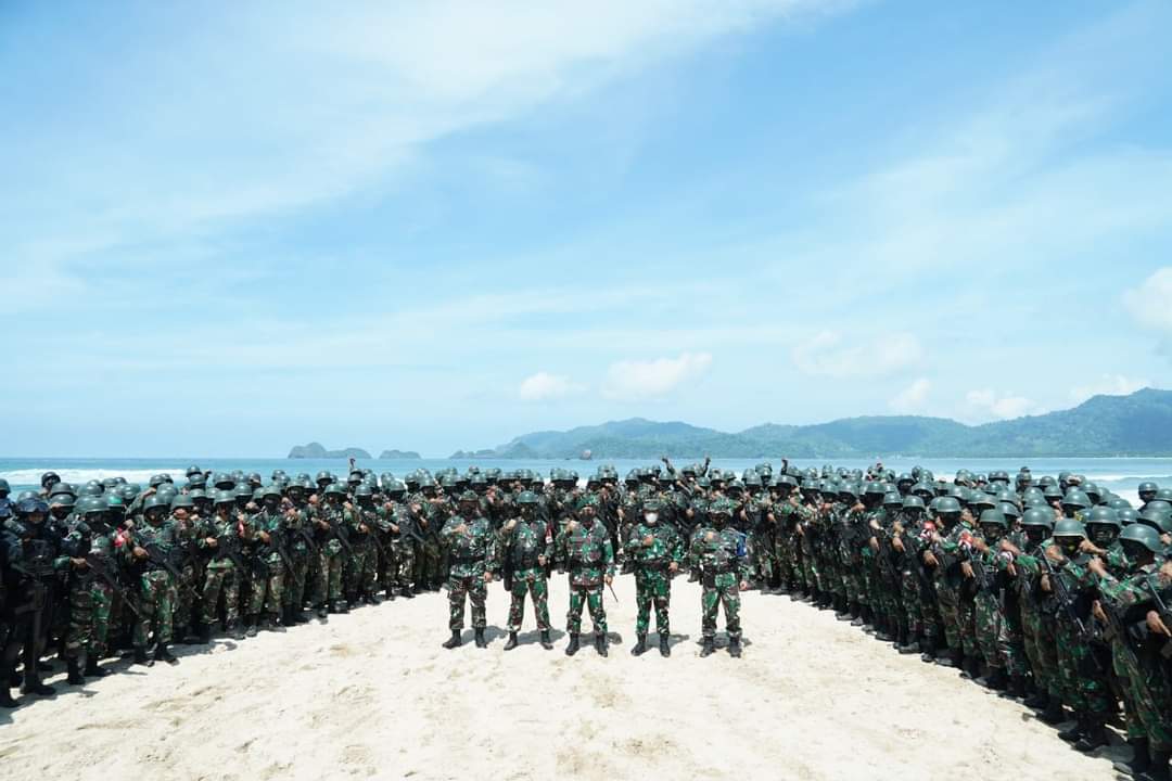 Pangdivif 2 Kostrad Mayjen TNI Andi Muhammad, S.H. menutup Latihan Pemantapan Raider Yonif Raider 509  Kostrad di Pantai Grajakan, Banyuwangi