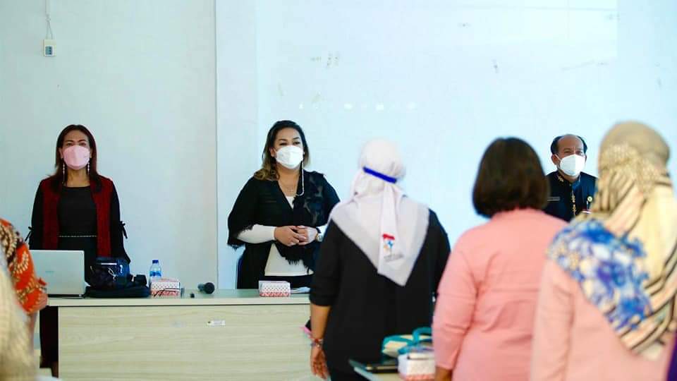 Bunda Pendidikan Anak Usia Dini (PAUD) Kabupaten Pakpak Bharat, Ny Juniatry Franc Benrhard Tumanggor, membuka Bimbingan Teknis Lingkungan Belajar berkualitas bagi tenaga pendidik PAUD di Kabupaten Pakpak Bharat
