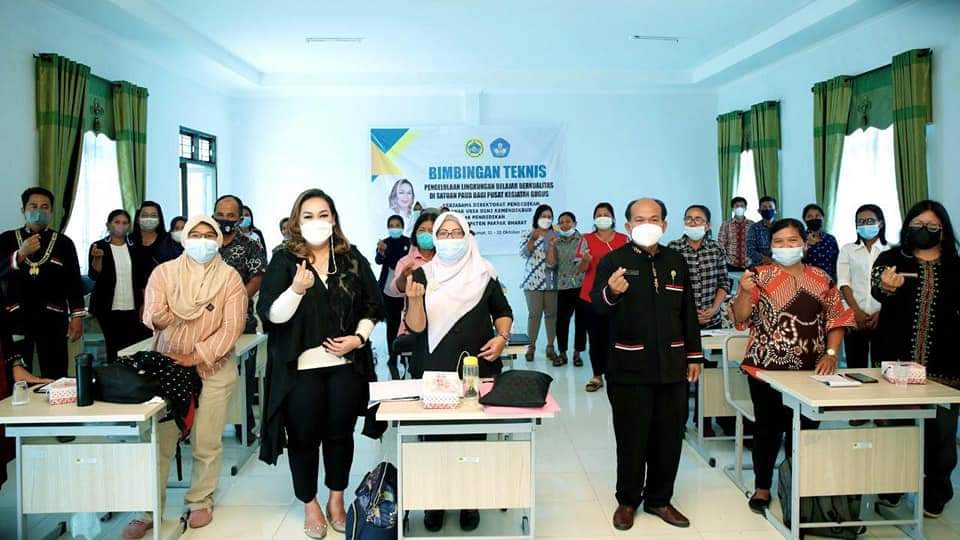 Bunda Pendidikan Anak Usia Dini (PAUD) Kabupaten Pakpak Bharat, Ny Juniatry Franc Benrhard Tumanggor, membuka Bimbingan Teknis Lingkungan Belajar berkualitas bagi tenaga pendidik PAUD di Kabupaten Pakpak Bharat