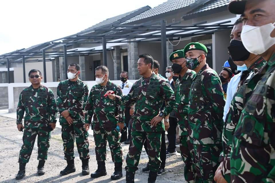 Kepala Staf Angkatan Darat (Kasad) Jenderal TNI Andika Perkasa meninjau perkembangan pembangunan rumah Dinas Prajurit di Yonif 511/DY Blitar Jatim, Kamis (21/10/2021),