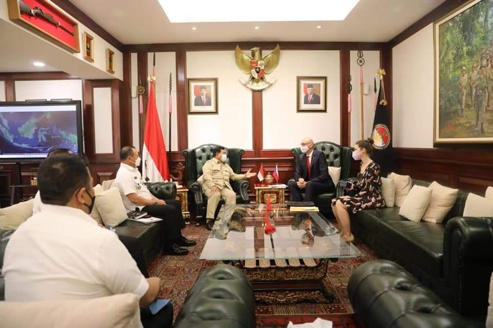 Menteri Pertahanan Republik Indonesia (Menhan RI) Prabowo Subianto menerima kunjungan kehormatan Duta Besar (Dubes) Ceko untuk Indonesia, H.E. Mr. Jaroslav Dolecek, Kamis (21/10/2021) di Kementerian Pertahanan, Jakarta.