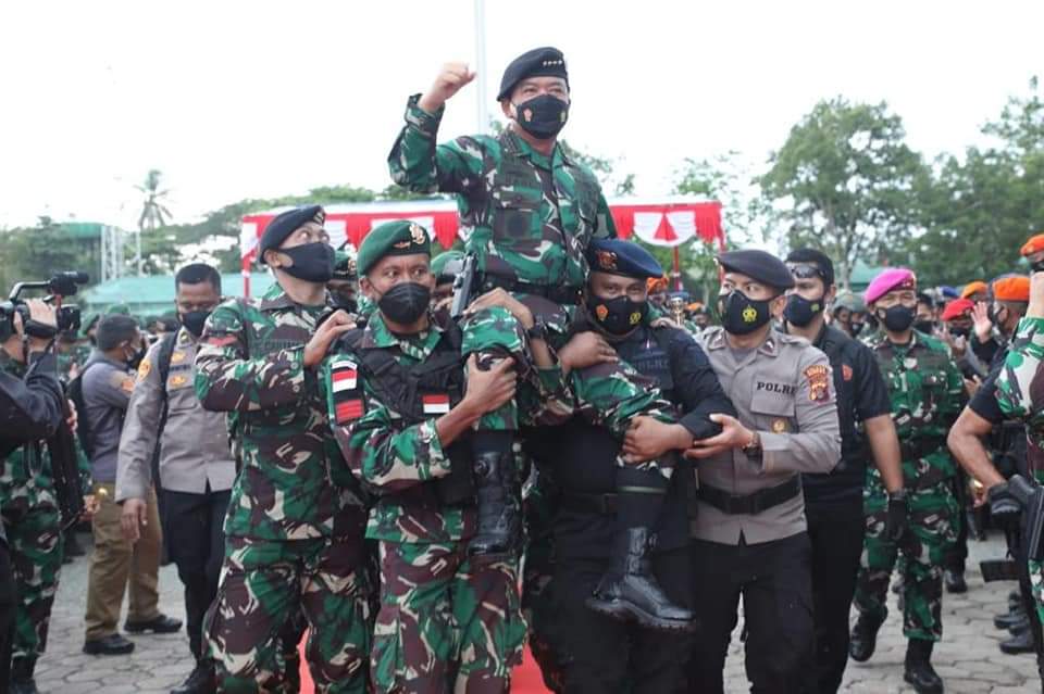 TNI dan Polri adalah dua institusi negara yang sangat strategis milik seluruh rakyat Indonesia. Pemerintah dan rakyat mempercayakan berbagai tugas mulia ke pundak prajurit TNI dan anggota Polri.