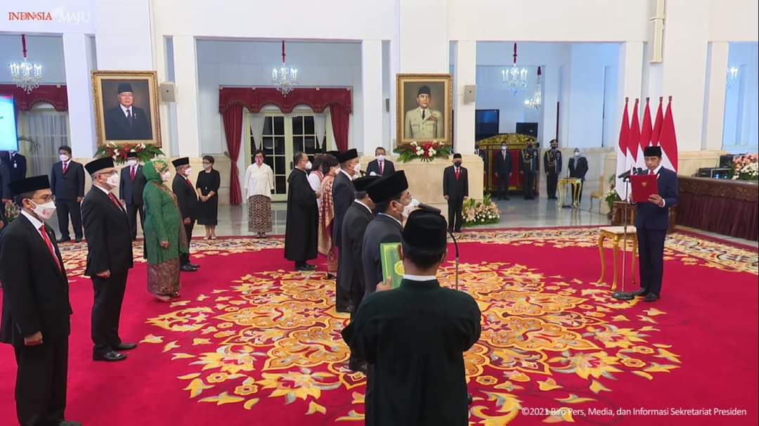 Presiden RI Joko Widodo melantik 17 Duta Besar Luar Biasa dan Berkuasa Penuh Republik Indonesia untuk negara sahabat di Istana Negara, Jakarta, Senin (25/10/2021).