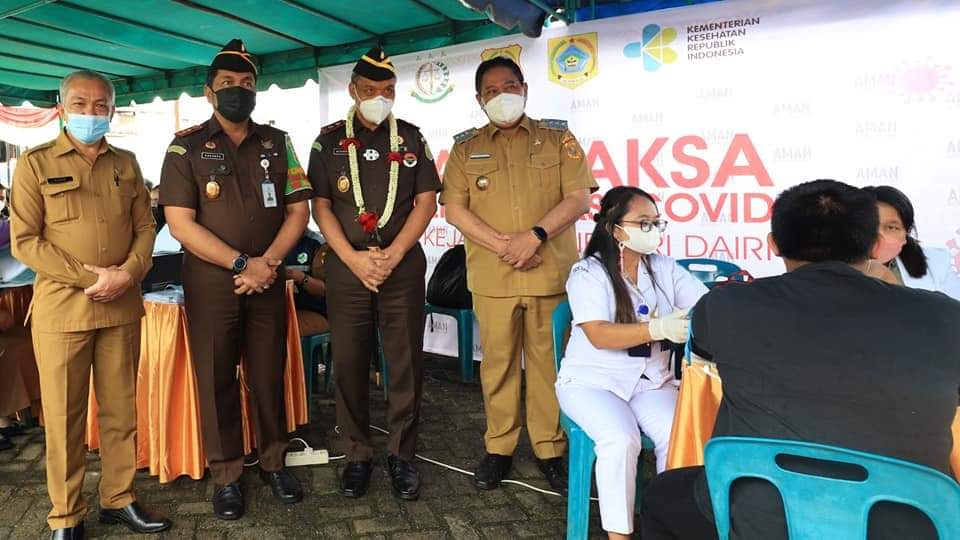 Kepala Kejaksaan Tinggi Sumatera Utara IBN.Iswantanu, SH, MH singgah di Kantor Kejaksaan Negeri Dairi dalam rangkaian lawatannya mengunjungi Adhyaksa Peduli Vaksin Covid-19 dibeberapa Kejaksaan Negeri di wilayah Sumatera Utara.