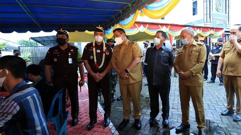Kepala Kejaksaan Tinggi Sumatera Utara IBN.Iswantanu, SH, MH singgah di Kantor Kejaksaan Negeri Dairi dalam rangkaian lawatannya mengunjungi Adhyaksa Peduli Vaksin Covid-19 dibeberapa Kejaksaan Negeri di wilayah Sumatera Utara. 