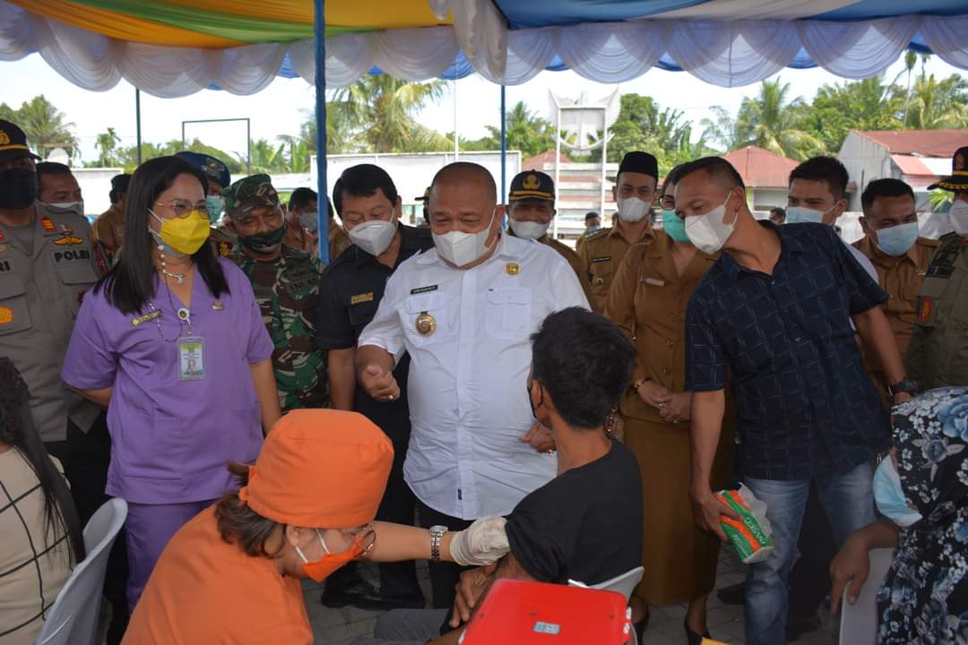 Pemerintah Kabupaten Langkat panen padi raya di Kecamatan Sirapit Kabupaten Langkat, Selasa (26/10/2021). 