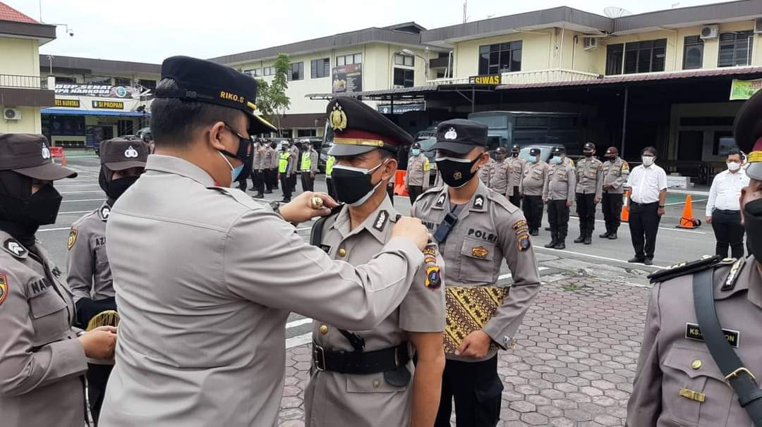 Kapolrestabes Medan Kombes Pol Riko Sunarko, S.H., S.I.K., M.SI memimpin serah terima jabatan Kapolsek Kutalimbaru