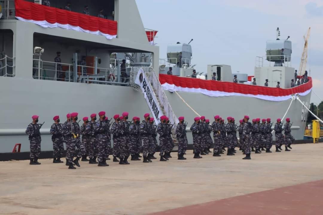 Batam, Karosatuklik.com - Prajurit Batalyon Infanteri 10 Marinir/SBY ikut serta mengikuti upacara peresmian Kapal perang Republik Indonesia jenis angkut Tank dan pengukuhan komandan KRI Teluk Weda 526 dan KRI Teluk Wondama 527 di Dermaga PT.Bandar Abadi  Tanjung Uncang, Selasa (26/10/2021)  Serah terima kapal dilakukan dari PT Bandar Abadi kepada Menteri Pertahanan Republik Indonesia, “Hari ini kita telah melaksanakan serah terima KRI Teluk Weda 526 dan KRI Teluk Wondama 527 dan dilanjut peresmian KRI dan juga pengukuhan komandan KRI, semoga  Negara kita semakin kuat dan kokoh didalam menjaga kedaulatan dan pertahanan perairan Republik Indonesia karna Negara kita adalah Negara Maritim yang perairannya lebih luas dari daratan." ujar Menteri Pertahanan Republik Indonesia Bapak H. Prabowo Subianto.  Kapal ini diresmikan oleh Menteri Pertahanan Republik Indonesia Bapak H. Prabowo Subianto dan Kepala Staf Angkatan Laut (KASAL) Laksamana TNI Yudo Margono, S.E., M.M untuk ditempatkan di Wilayah timur Koarmada 3.  Saat ini, TNI Angkatan Laut (AL) resmi memiliki alat utama sistem persenjataan (alutsista) baru, yakni Kapal perang jenis angkut Tank yaitu KRI Teluk Weda 526 dan KRI Teluk Wondama 527.  Selain itu, Kepala Staf Angkatan Laut (KASAL Laksamana TNI Yudo Margono, S.E., M.M juga mengukuhkan Letkol Laut (P) Thomas Riyanto sebagai Komandan Kapal KRI Teluk Weda 526 dan Letkol Laut (p) Rizkal Fadlul Kamal sebagai Komandan Kapal KRI Teluk Wondama 527 pertama.   “Untuk mendukung tugas pokok Angkatan Laut, Tugas utama adalah untuk mendukung material dan pasukan termasuk logistic, dengan hadirnya KRI Teluk Weda 526 dan KRI Teluk Wondama 527 memperkuat jajaran Armada dalam konsep kemanan Maritim Nasional Jalesveva Jayamahe dilaut kita selalu jaya dan dilaut kita selalu menang," ucap Kepala Staf Angkatan Laut (KASAL) Laksamana TNI Yudo Margono, S.E., M.M. (R1)  Baca juga:  1. TNI AL Dapat Tambahan 2 Unit Kapal Perang, KRI Teluk Weda 526 dan KRI Teluk Wondamana 527