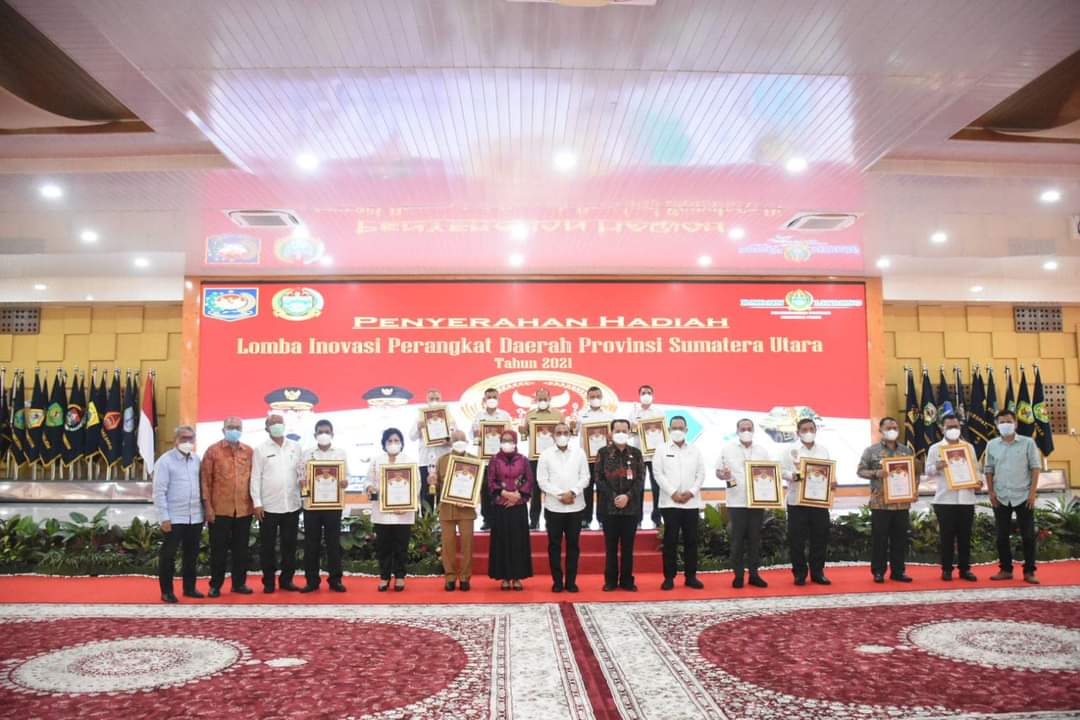 Sekretaris Daerah Kota Tebing Tinggi Muhammad Dimiyathi, S.Sos, M.TP menerima Hadiah dan Piagam Penghargaan atas prestasi Pemko Tebing Tinggi yang meraih juara ke-3 dalam Perlombaan Inovasi Perangkat Daerah Provinsi Sumatera Utara Tahun 2021 kategori OPD Kabupaten/Kota se-Provinsi Sumatera Utara.