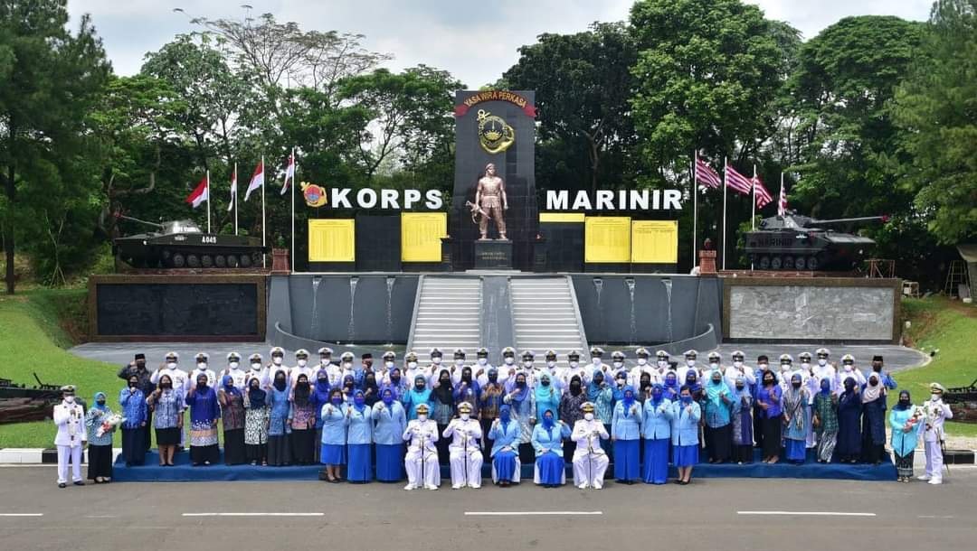 Wakil Komandan Korps Marinir (Wadankormar) Brigjen TNI (Mar) Endi Supadi, S.H., M.M., M.Si CHRMP, memimpin Acara Wisuda Purna Bakti Perwira, Bintara,Tamtama dan PNS di lingkungan Korps Marinir Tahun 2021 di Gedung Gada Kesatrian Marinir Hartono Cilandak Jakarta Selatan, Jumat, (29/10/2021).