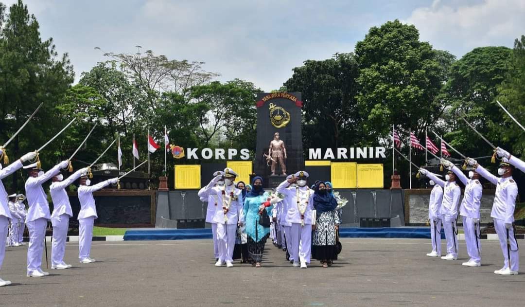 Wakil  Komandan Korps Marinir  (Wadankormar) Brigjen TNI (Mar) Endi Supadi, S.H., M.M., M.Si  CHRMP, memimpin Acara Wisuda Purna Bakti Perwira, Bintara,Tamtama dan PNS di lingkungan Korps Marinir Tahun 2021 di Gedung Gada Kesatrian Marinir Hartono Cilandak Jakarta Selatan, Jumat, (29/10/2021).