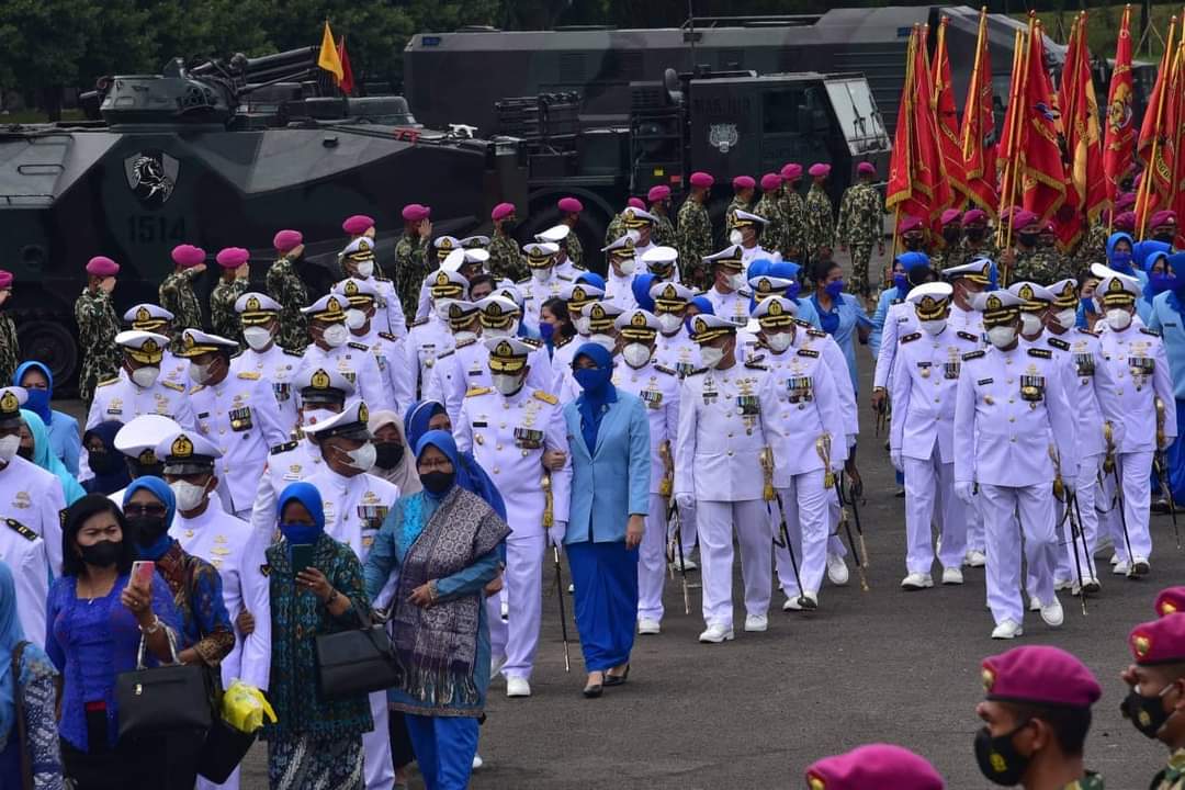 Wakil Komandan Korps Marinir (Wadankormar) Brigjen TNI (Mar) Endi Supadi, S.H., M.M., M.Si CHRMP, memimpin Acara Wisuda Purna Bakti Perwira, Bintara,Tamtama dan PNS di lingkungan Korps Marinir Tahun 2021 di Gedung Gada Kesatrian Marinir Hartono Cilandak Jakarta Selatan, Jumat, (29/10/2021).