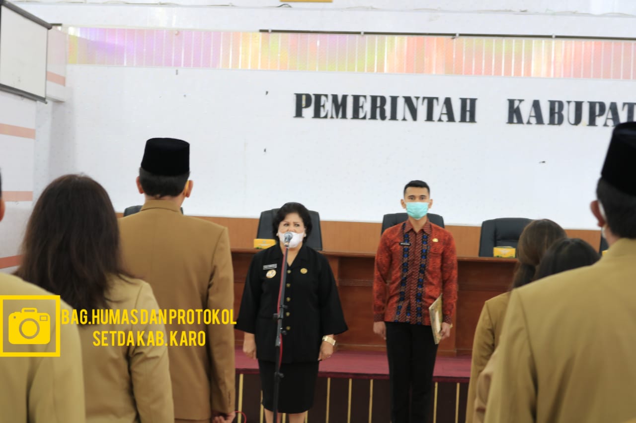 Bupati Karo Cory Sriwaty Sebayang melantik 45 pejabat terdiri dari 5 orang pejabat Pimpinan Tinggi Pratama dan 40 orang pejabat Administrator (eselon III) di lingkungan Pemerintahan Kabupaten Karo di Aula Kantor Bupati Karo, Jalan Letjen Djamin Ginting No. 17 Kabanjahe pada Jumat (01/10/2021).