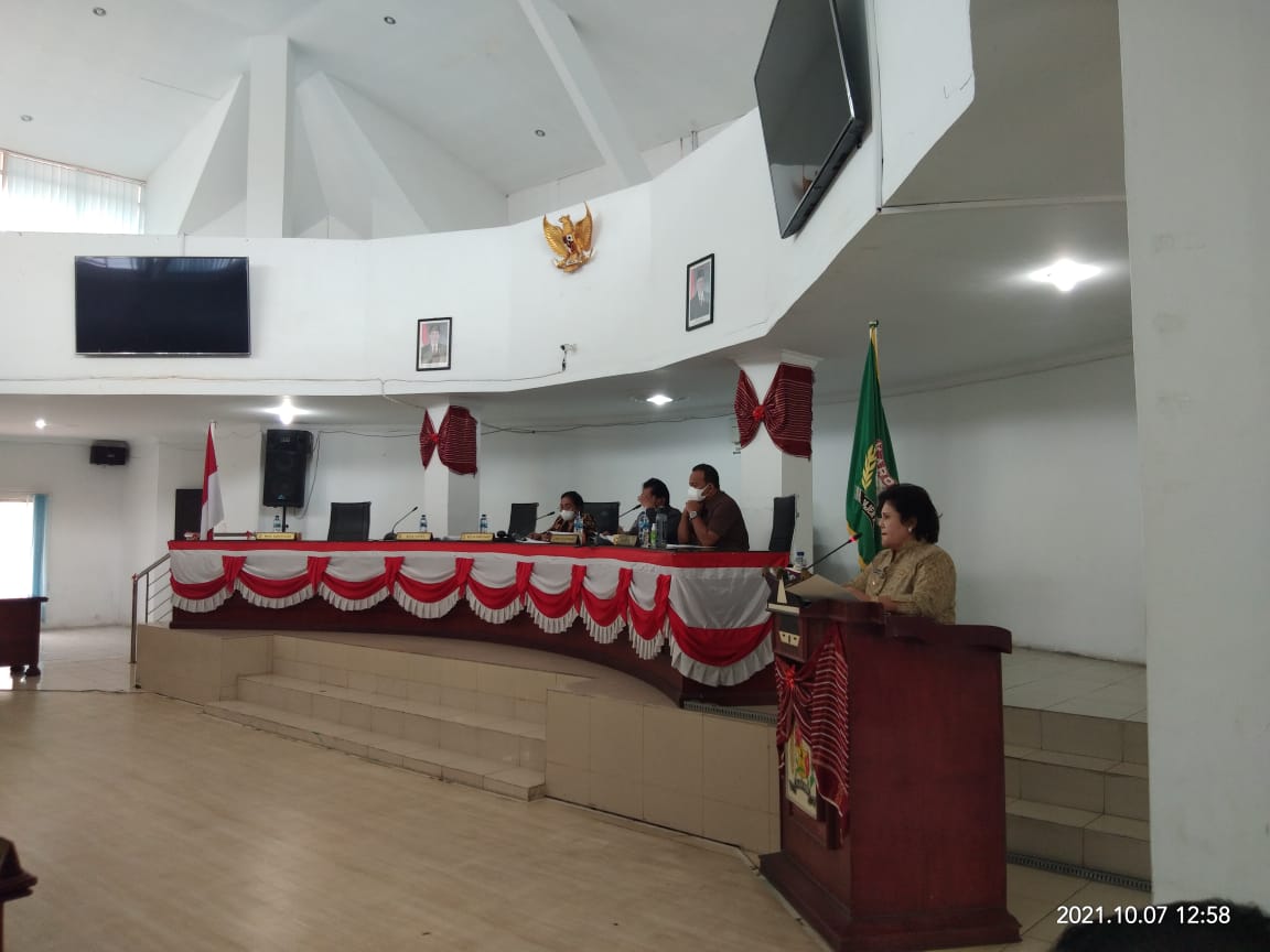 Bupati Karo Cory Sriwati Sebayang sampaikan nota penjelasan atas 5 (lima) Ranperda pada rapat paripurna DPRD Kabupaten Karo, di Gedung DPRD setempat Jalan Veteran Kabanjahe, Kamis, (07/10/2021) dimulai Pukul 13.00 WIB.