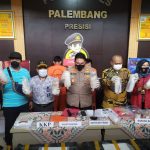 Kepolisian Resor Kota Besar (Polrestabes) Palembang, Sumatera Selatan, menangkap dua orang tersangka penyelundupan benih lobster senilai Rp15.3 miliar