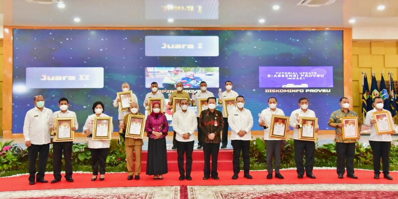Bupati Karo Cory S Sebayang menerima piala dan piagam penghargaan atas prestasi Pemkab Karo yang meraih juara II dalam perlombaan Inovasi Perangkat Daerah Sumatera Utara tahun 2021 kategori OPD Kabupaten/Kota se Sumatera Utara yang digelar di Aula Tengku Rizal Nurdin, Medan pada Rabu 27 Oktober 2021.