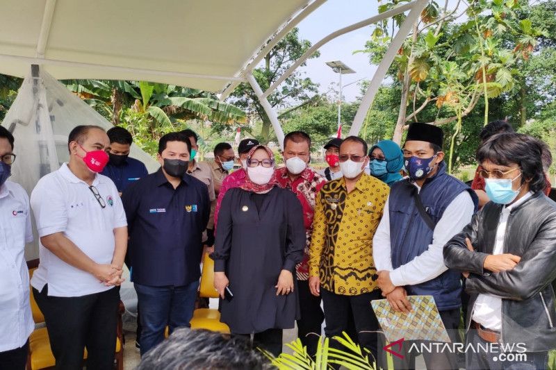 Menteri BUMN Erick Thohir bersama Bupati Bogor Ade Yasin meresmikan Desa Wisata di Pamegarsari, Parung, Kabupaten Bogor, Jawa Barat, Kamis (7/10/2021).