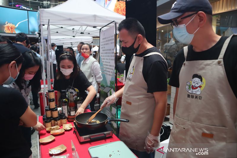 Lapak-lapak produk makanan dan minuman sangat diminati di ajang "The Colours of Indonesia" di Shanghai, China.