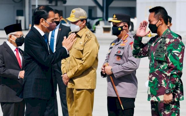 Kode keras tentang Panglima TNI baru terlihat saat Presiden Joko Widodo (Jokowi) bertolak ke Eropa. KSAD Jenderal Andika Perkasa ikut melepas keberangkatan Jokowi