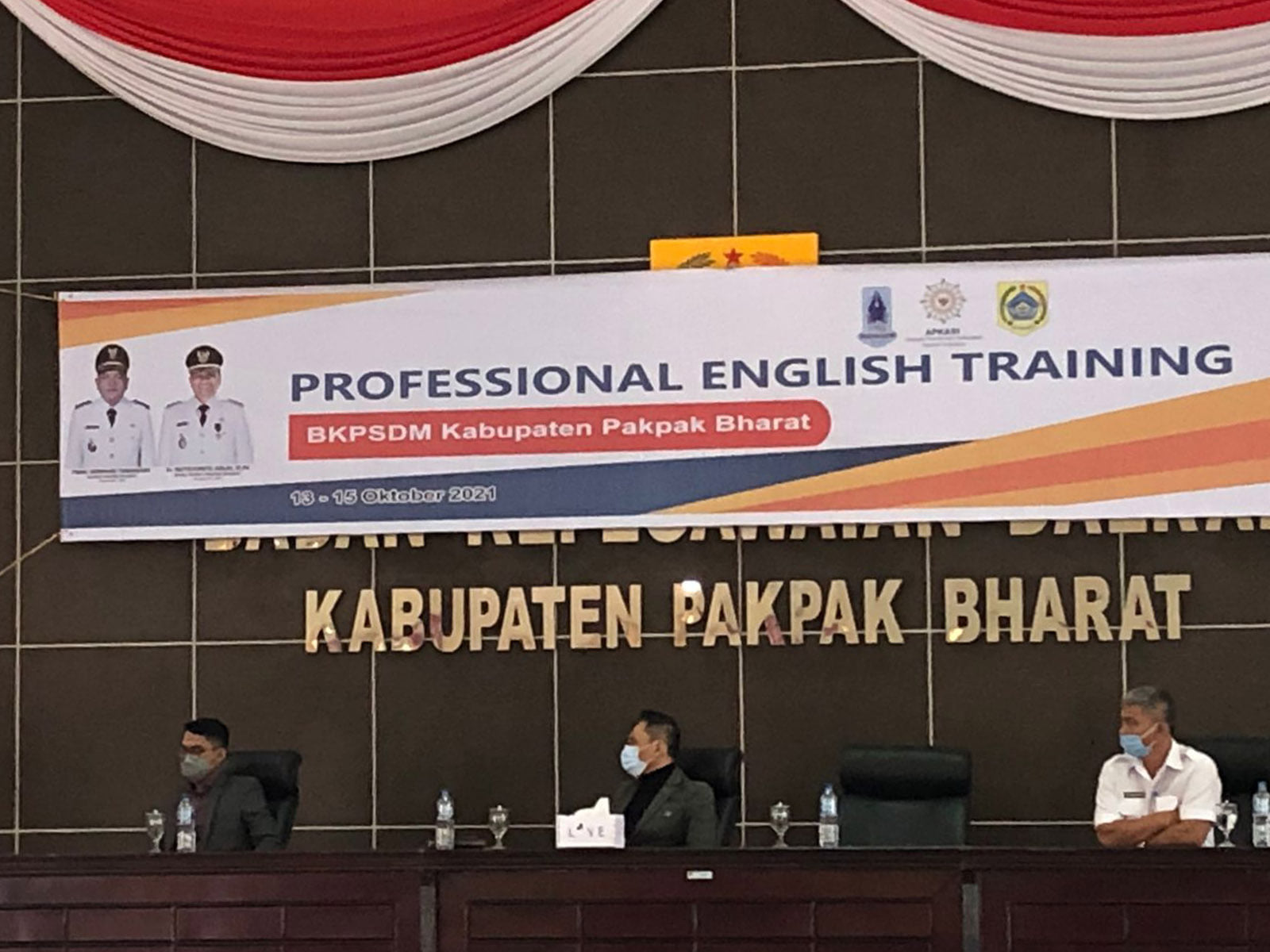 Guna membangun Sumber Daya Manusia yang mahir dan cakap khususnya dalam penguasaan bahasa asing yang dinilai semakin menjadi sebuah kebutuhan organisasi, Pemerintah Kabupaten Pakpak Bharat melalui Badan Kepegawaian dan Pengembangan Sumber Daya Manusia (BKPSDM) Melaksanakan Professional English Training bekerja sama dengan Yayasan Pendidikan Adiluhung Nusantara (YPAN), Rabu (13/10/2021).