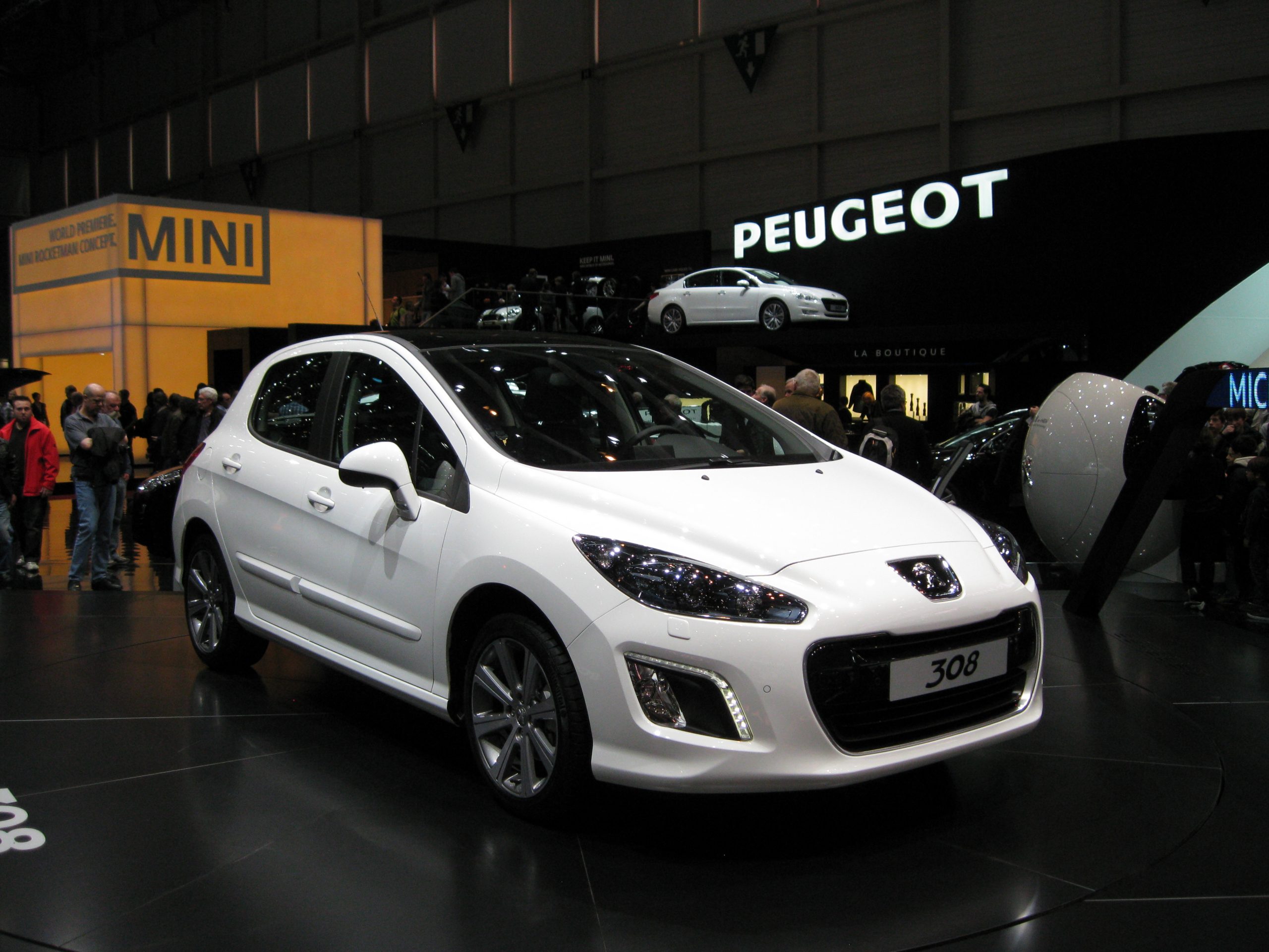 Peugeot Indonesia kembali hadirkan model baru dari sport utility vehicle (SUV) jagoannya, 3008 dan 5008.