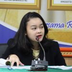 Pelaksana tugas (Plt) Ketua Konstitusi dan Demokrasi (KoDe) Inisiatif Violla Reininda mengatakan bahwa komisioner Komisi Pemilihan Umum (KPU) harus tegas dan berani untuk menetapkan keputusan