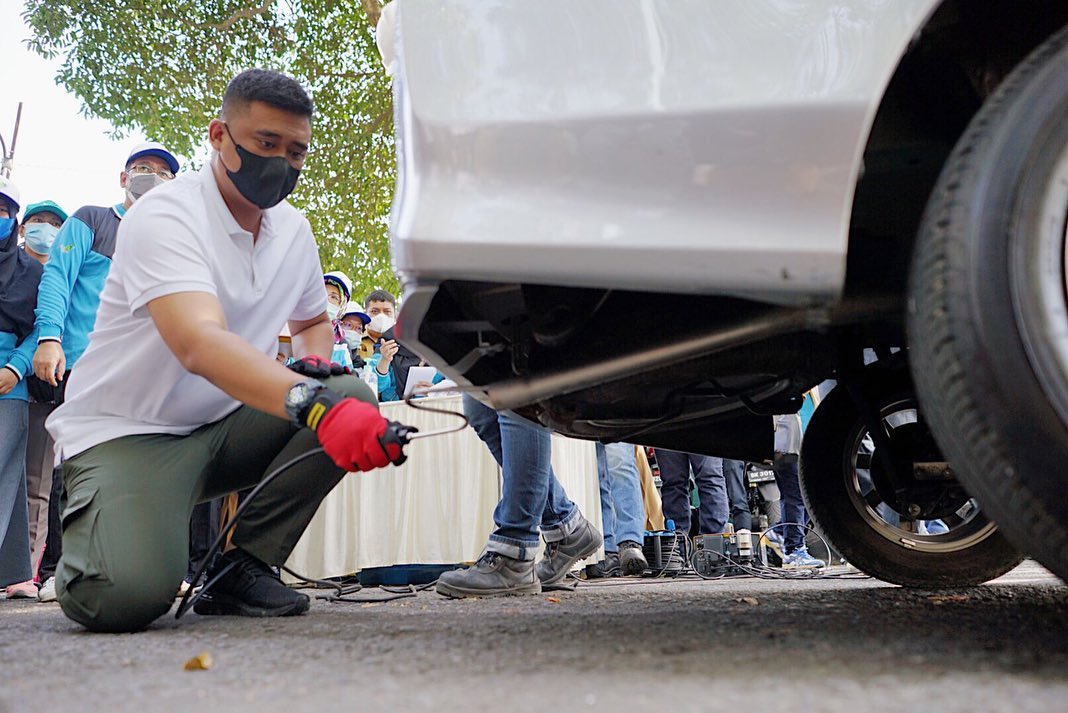 Wali Kota Medan, Bobby Nasution melakukan uji emisi gas buang kendaraan bermotor milik masyarakat di parkiran Makam Pahlawan, Jalan Sisingamangaraja