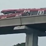 Kereta Lintas Rel Terpadu (LRT) Cibubur tabrakan di ruas Munjul Jakarta Timur, Senin, 25/10/2021 siang. Belum diketahui pasti kronologi kejadian tersebut.
