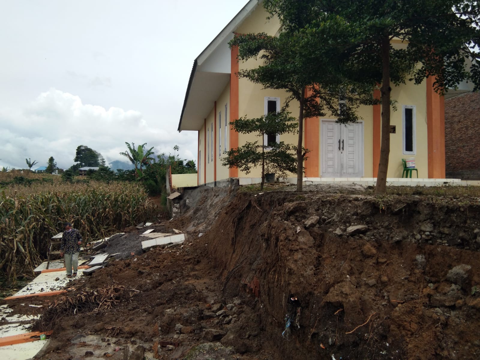 Tembok pembatas Gereja Masehi Advent Hari Ketujuh Desa Sukarame, Kecamatan Munte Kabupaten Karo, runtuh saat hujan deras